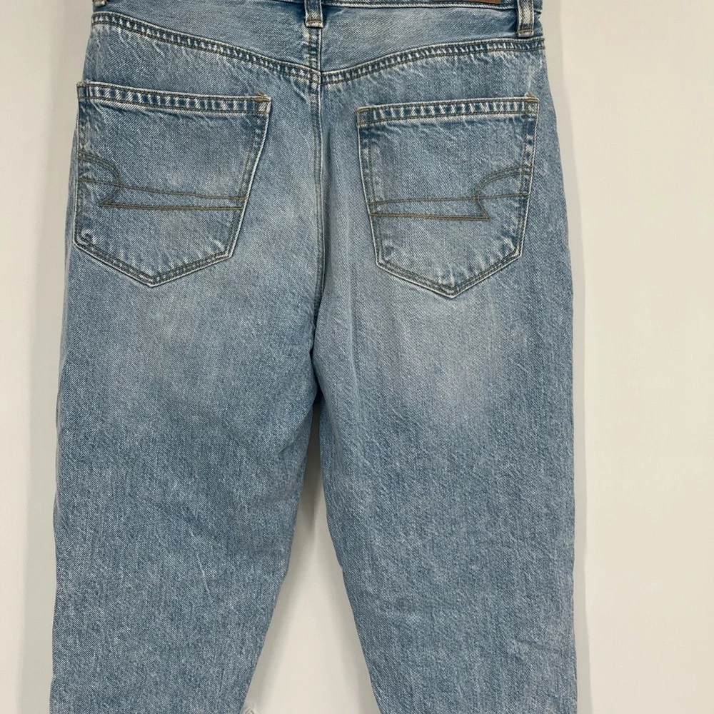 American Eagle AE Mom Jean Distressed Light Wash Denim Jeans Size 00‎